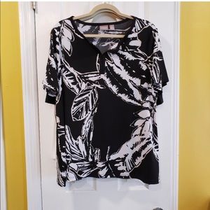 Chicos size 2 (12/14) black and white large floral no wrinkle print top